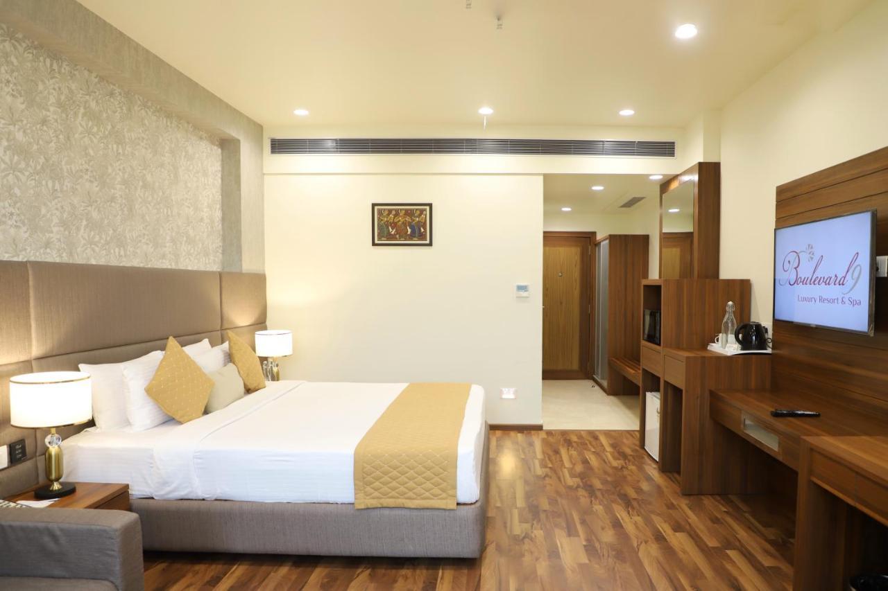 Boulevard 9 Luxury Resort & Spa Nadiād Exterior foto