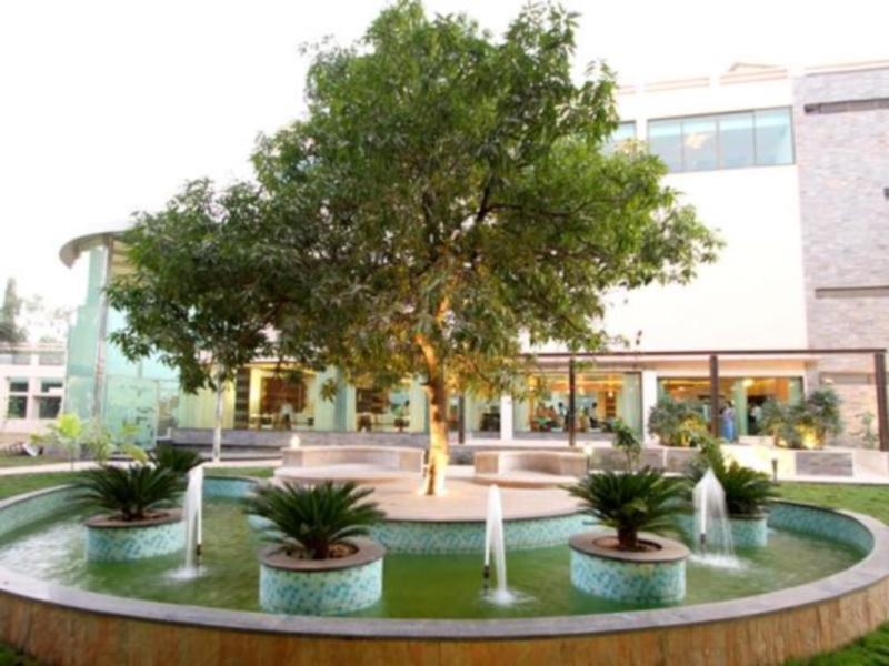 Boulevard 9 Luxury Resort & Spa Nadiād Exterior foto